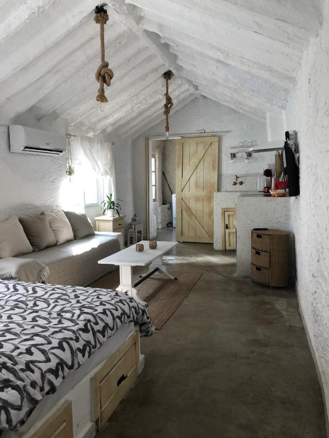 Апартаменты Arya'S Nest Михас Экстерьер фото